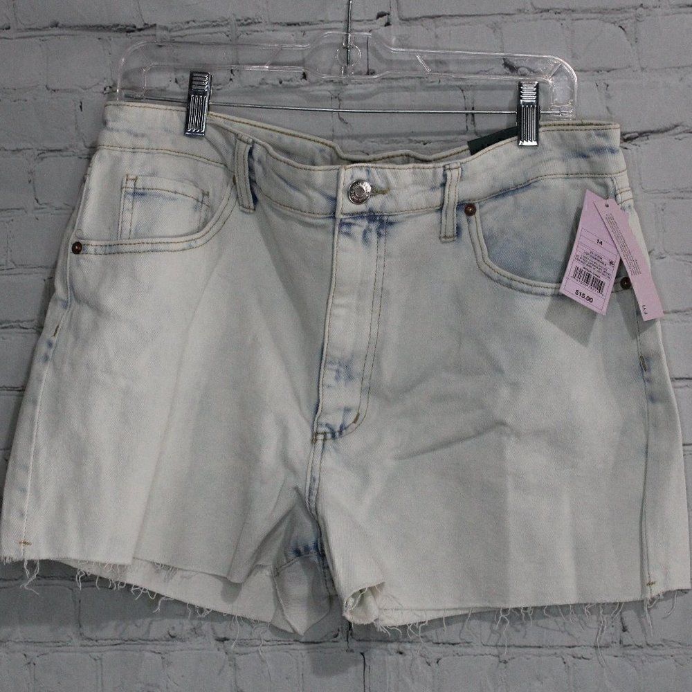 Women's Raw Hem Mom Jean Shorts 32 Waist‎